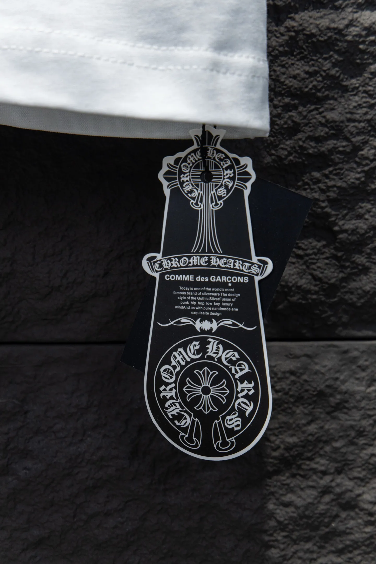 🅿️200 Style No.: 7252# Chrome hearts washed sandblasted rhinestone short sleeves • 25ss ⚠YB custom-woven and dyed fabric, color rhinestones, pattern The fabric is woven by imported machines, the uniqueness of the cloth texture creates a perfect garment effect. The fabric is made of 260g net cloth with 320g 1*1 rib, 4-color environmentally friendly dyed fabric, and the threads are in the same cylinder with no color difference.  Garment dyeing, garment washing and snow-frying process, and partial sandblasting to make it look old and white. Hat, collar, pockets, cuffs, front and rear threads, the details are clearly visible. Double yarn combed pure cotton high-end dust-free fabric, 32-pin high-end textile thread 70D ultra-fine elastic stitching, nearly invisible threading, close-fitting and comfortable. The white gray fabric is dyed, washed and sanded to make it old, showing the grayish blue light effect of the original black. Thousands of Austrian rhinestones are specially ordered to have the bling of natural crystals under the light. Bling effect, multi-section reflective points, extremely high production cost, laser molding includes computer engraving machine and laser machine It is accurate in granules. Finally, it is ironed at high temperature to finalize the shape. After ironing, you need to repeatedly test the firmness on the ironing pattern. It can show colorful reflections under the light. The collar webbing extends to the shoulder for reinforcement, and the stitches are knocked down at the connection. The hem and The cuffs are all made of 0.2mm needle-pitch double-thread turning. They are carefully produced at high cost. The weight of the entire garment reaches more than 1 kilogram. The attitude of making goods with a magnifying glass restores the quality and effect of the product. A full set of customized accessories only presents every detail to customers. The body of the garment is made of hardware and rhinestones, which greatly increases the interest of the garment and creates a unique visual effect. The special washing effect creates a unique aged effect.  The Paris short-sleeve must be the first short-sleeved piece in spring and summer that blurs the boundaries of unisex style. It has a classic dropped shoulder, oversize version, and a loose and casual upper body.  Color: Washed Black White Size: S M L XL